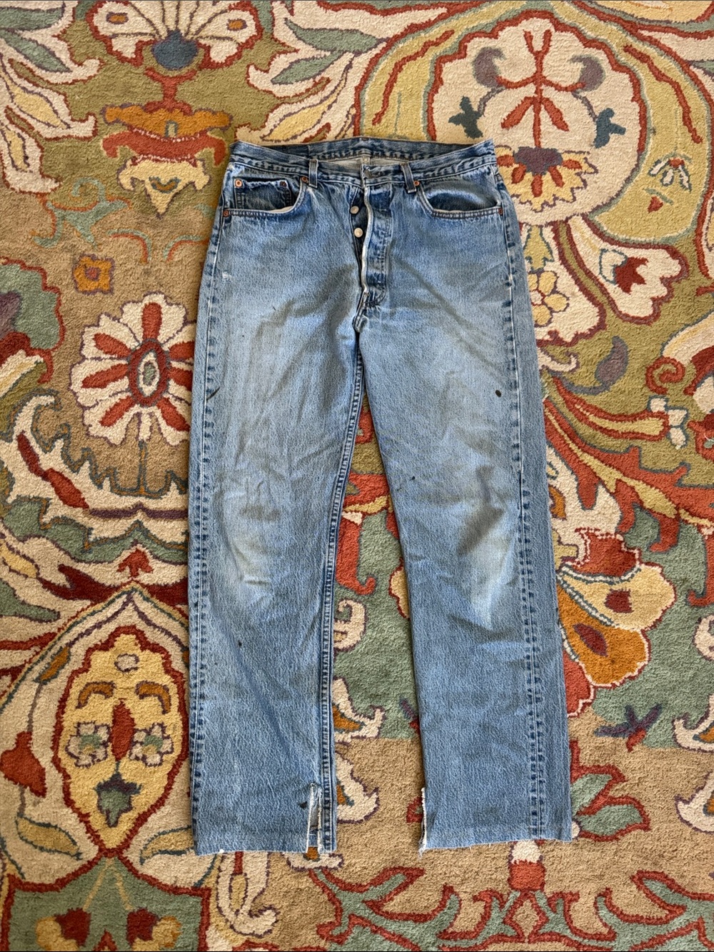 Distressed Vintage Leviโs Classic Light Blue Jeans 34